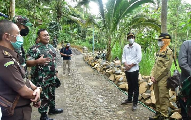 Wakil Bupati Trenggalek, Syah Muhamad Natanegara, saat meninjau lokasi TMMD ke-113, di Desa Bogoran, Kecamatan Kampak, Kabupaten Trenggalek, Rabu (11/5/2022)