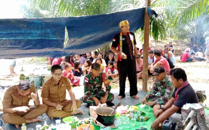Satgas Yonif Mekanis 643/Wns menghadiri ritual adat pedagi di desa Lubuk Sabuk. Rabu (11/05/2022)
