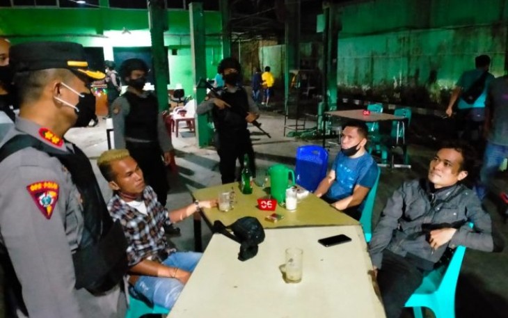 Kabagops Polrestabes Medan pimpin langsung penggrebekan kafe. Selasa (10/05/2022)
