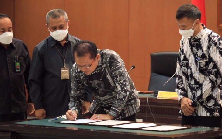 Prof. Hasbi saat tanda tangani dokumen penyelenggaraan SPIP di Jakarta. Rabu (11/05/2022)