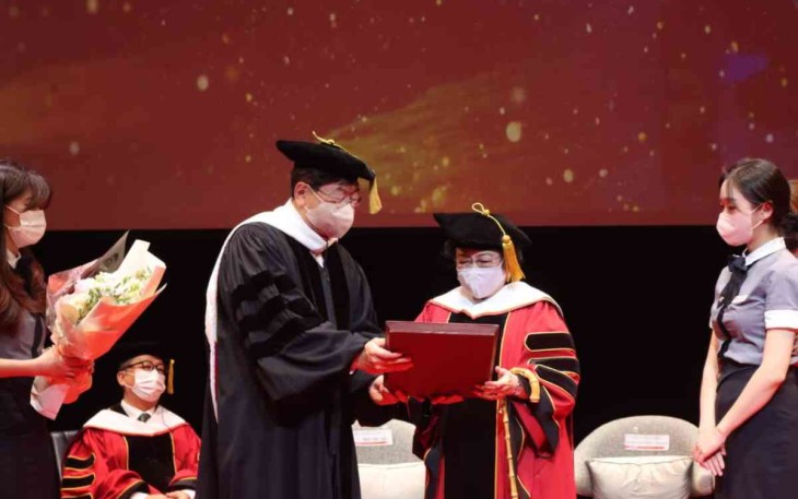 Megawati Soekarnoputri saat menerima gelar profesor dari presiden SIA di kampus SIA Seoul Korea Selatan. Rabu (11/05/2022)