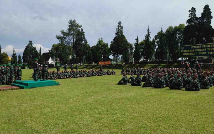 Danrindam III/Slw saat memberikan pengarahan calon siswa Dikmata TNI AD di Bandung. Rabu (11/05/2022)