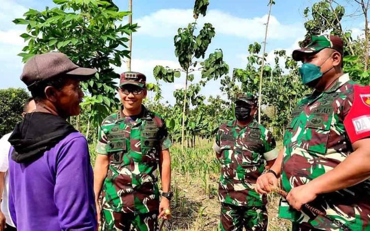 Danrem 073/Mkt memberikan semangat kepada warga dalam mendukung TMMD