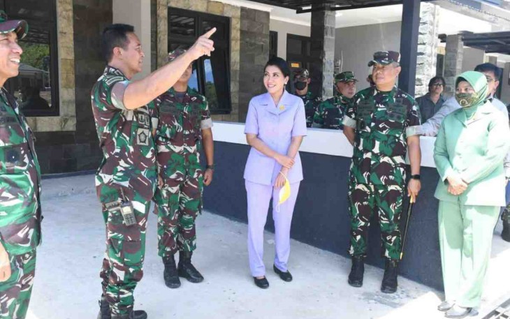 Panglima TNI (mengangkat tangan) saat meninjau langsung perumahan prajurit Korem 142/Tatag. Kamis (12/05/2022)