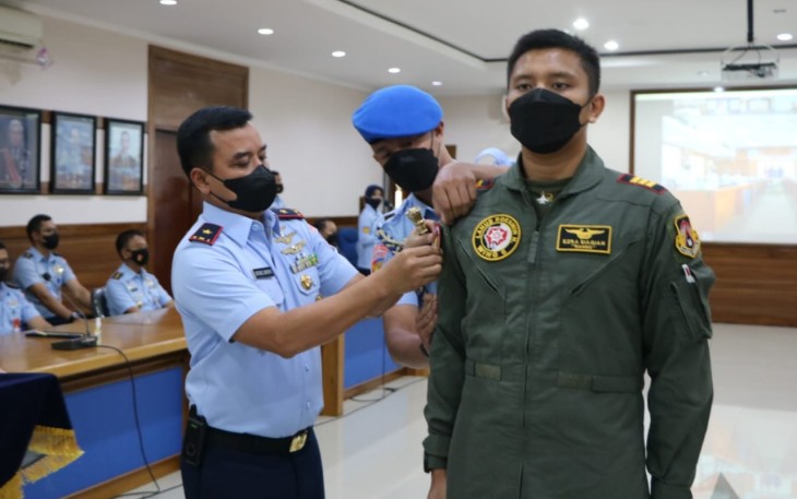 Danlanud Iswahjudi saat memberikan lencana pendidikan. Kamis (12/05/2022)