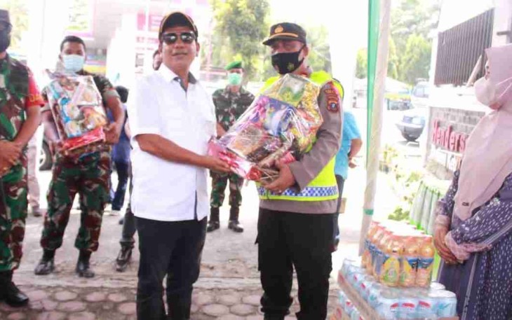 Bupati Simalungun saat memberikan bingkisan lebaran di pos pam mudik lebaran polres Simalungun. Kamis (12/05/2022)