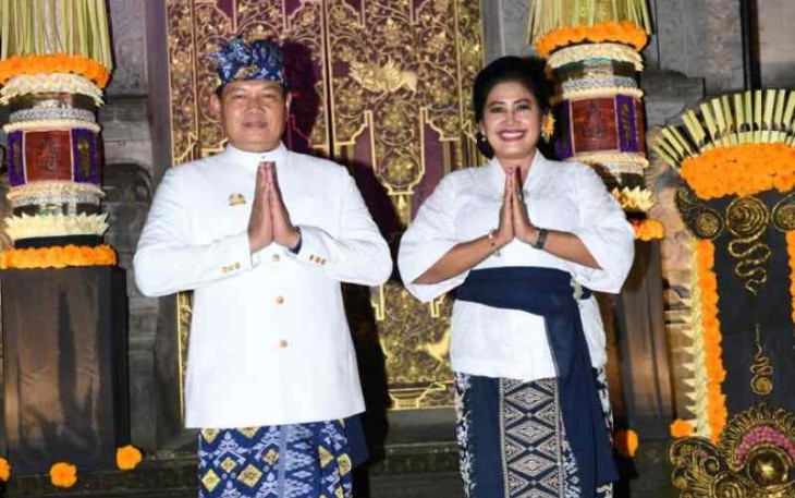 Kasal bersama ibu setelah dikukuhkan warga kehormatan Puri Ageng Blahbatuh di Gianyar. Rabu (11/05/2022) 