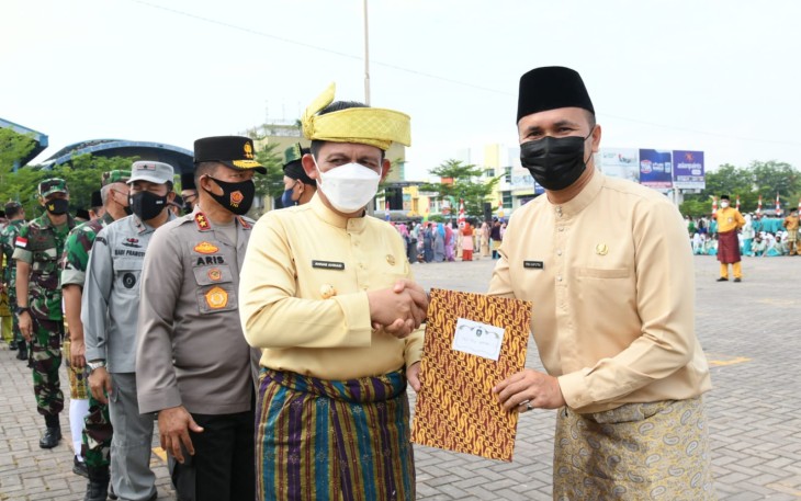 Penyerahan penghargaan secara simbolis oleh Gubernur Kepri H. Ansar Ahmad, Jumat (13/5/2022)