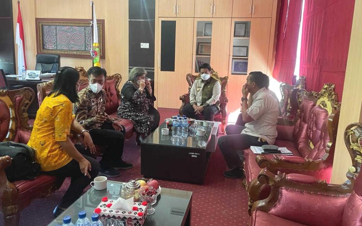 Bupati Samosir saat diskusi bersama Staf Ahli Bupati Sergai beserta rombongan, Jumat (13/5/2022)