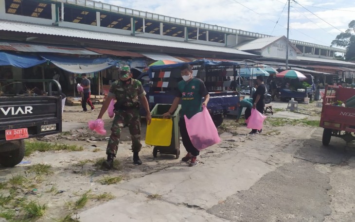 Babinsa Koramil 1016-02/Bukit Batu bersama Pemerintah Bukit Batu, gotong royong membersihkan sampah, Jumat (13/5/2022) 