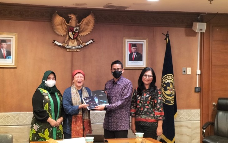 Foto bersama Menparekraf RI, usai rapat, Jumat (13/5/2022)