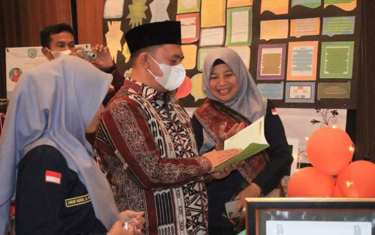 Bupati Labuhanbatu dr.H. Erik Adtrada Ritonga, saat memberikan bimbingan dan arahan, Jumat (13/5/2022)