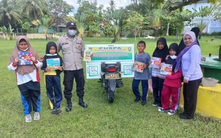 Satuan Binmas Polres Lingga saat kegiatan Pustaka keliling, Sabtu (14/5/2022)