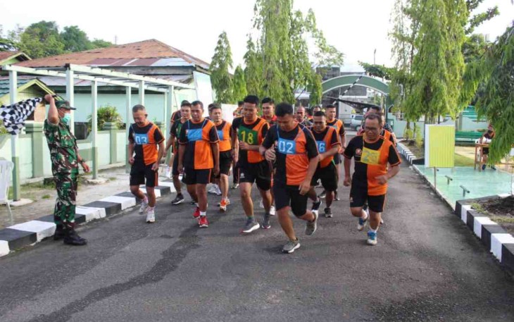 Dandim mengibarkan bendera pertanda tes garjas dimulai. Jum'at (13/05/2022)