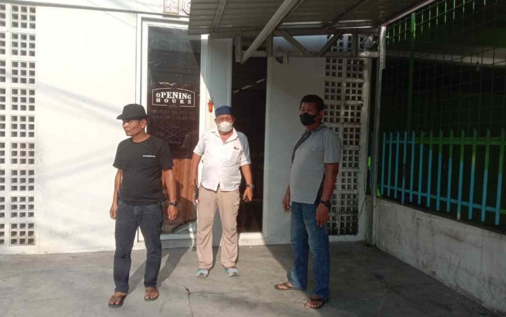 Kanit Reskrim Polsek Deli Tua (kiri) pimpin penggrebekan lokasi judi. Sabtu (14/05/2022)