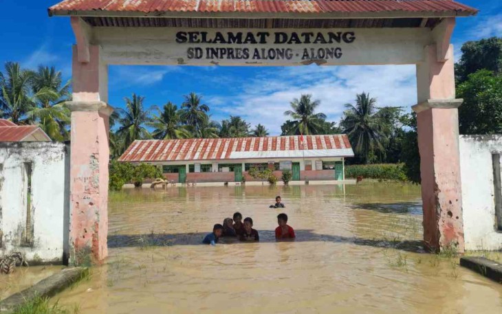 Dampak banjir merendam sekolah Inpres Along Along. Minggu (15/05/2022)