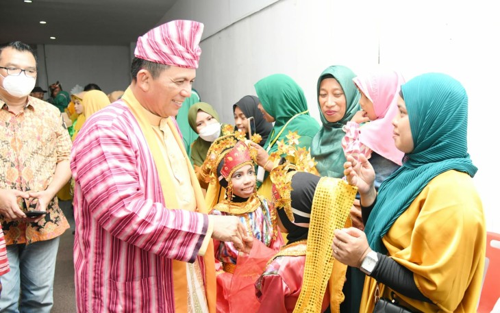 Gubernur Kepri, H. Ansar Ahmad, saat berjabat tangan dengan warga, Minggu (15/5/2022)