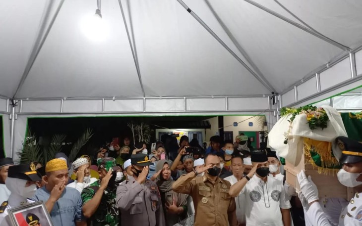 Penghormatan terakhir mantan wakil bupati kabupaten Kotim. Minggu (15/5/2022)