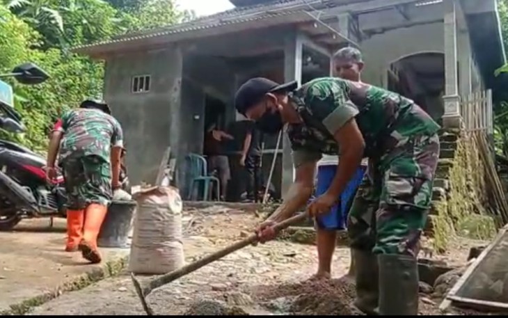 Gotong royong bantu warga binaan bangun rumah. Senin (16/05/2022)