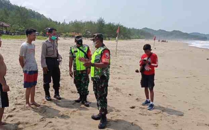 Himbauan keselamatan pengunjung pantai. Senin (16/05/2022)