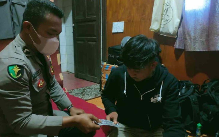 Pengecekan rutin kesehatan personil Satgas Damai Cartenz di pos Rujab Bupati Distrik Oksibil. Senin (16/05/2022) 