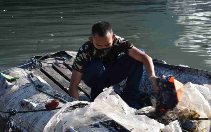 Prajurit Kolinlamil bersihkan sampah plastik dari laut. Senin (16/05/2022)