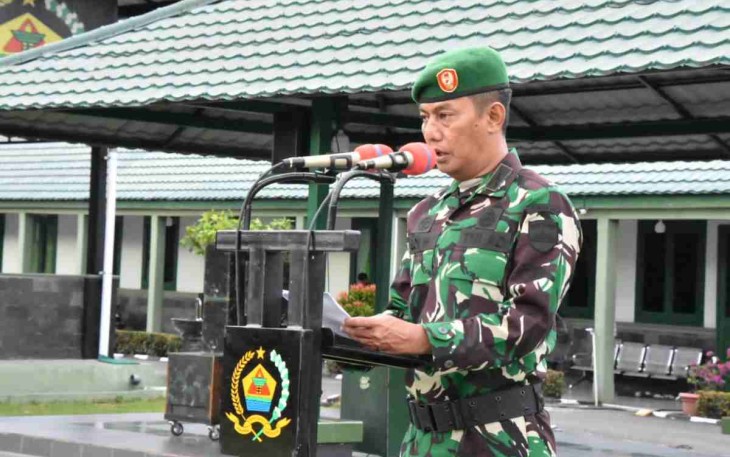 Letkol Inf Edy Herianto membacakan pesan Kasad saat upacara bendera 17an di Makorem 023/KS. Selasa (17/05/2022)