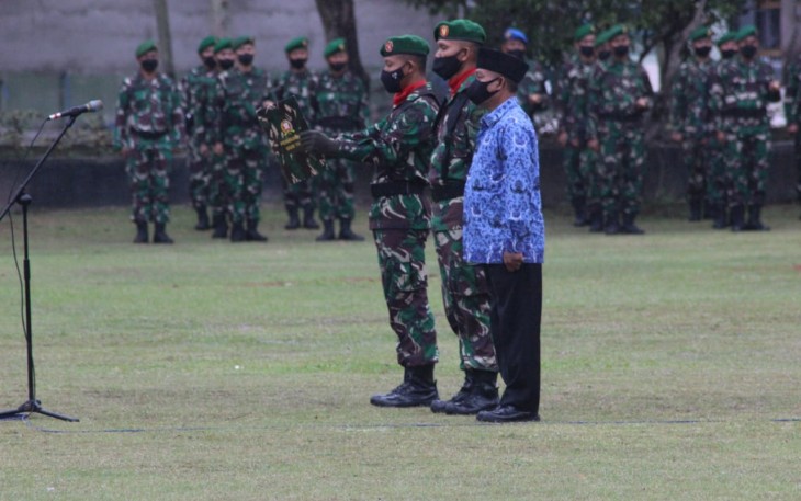 Personel Militer Kodim 1016 Palangka Raya saat mengikuti upacara bendera di lapangan Makorem 102 Panju Panjung, Selasa (17/5/2022)