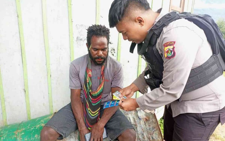 Pelayanan kesehatan gratis Satgas Damai Cartenz untuk warga kampung Kimak. Selasa (17/05/2022)