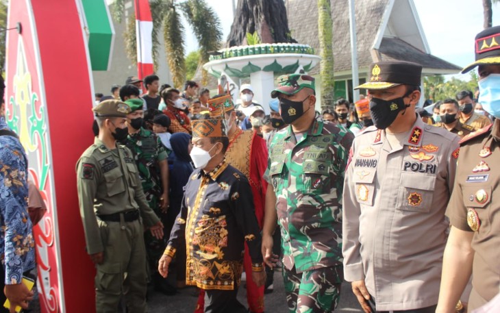 Dandim 1016/Palangka Raya, Letkol Inf Frans Kishin Panjaitan, saat menghadiri pembukaan karnaval budaya dan FBIM 2022, Selasa (17/5/2022)