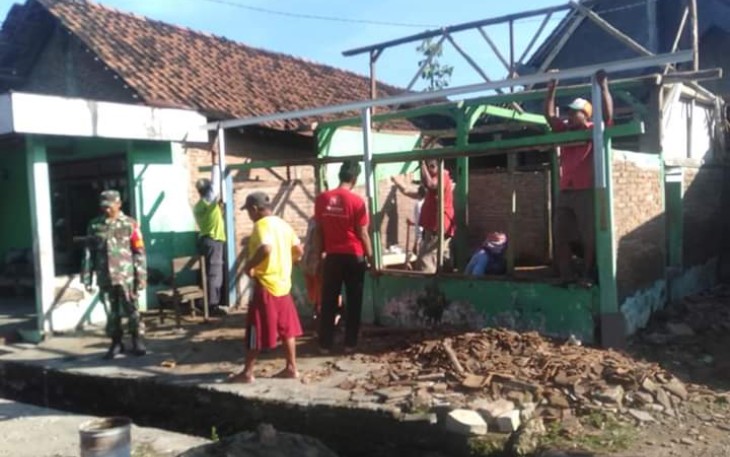Berjibaku bantu rehap rumah warga binaannya. Selasa (17/05/2022)