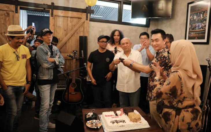 Menteri Teten Masduki saat bersama group band Slank di Jakarta. Selasa (17/05/2022)