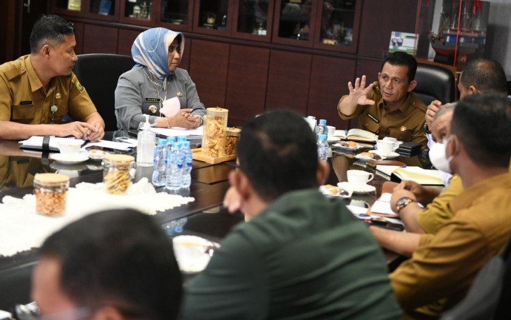 Rapat bersama Gubernur Ansar dan Wali Kota Tanjungpinang Hj. Rahma, serta Kepala Balai Prasarana Permukiman Wilayah (BPPW) Kepri, Fasri Bachmid, di ruang kerja Gubernur, Selasa (17/05/2022)