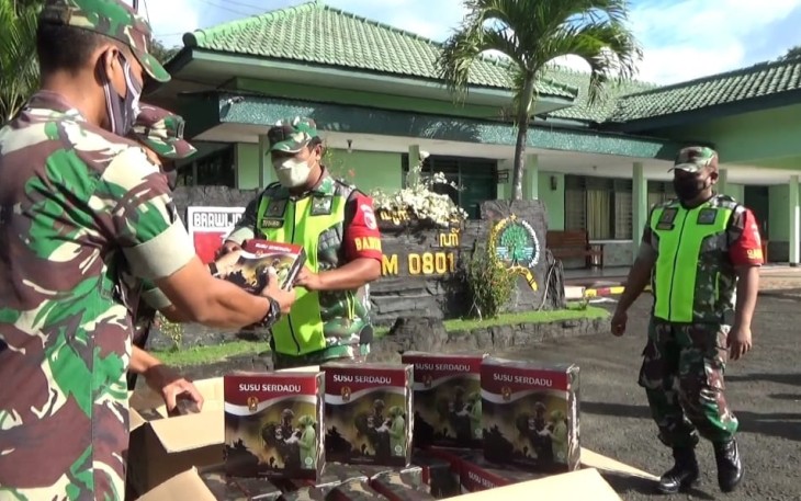 Kodim Pacitan distribusikan susu serdadu. Selasa (17/05/2022)