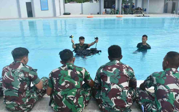 Prajurit Koarmada III saat menerima penjelasan instruktur Scuba Dover. Selasa (17/05/2022)