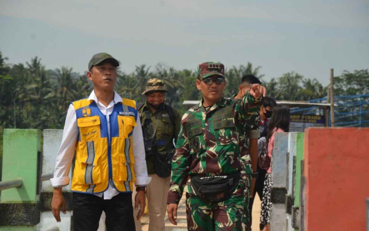 Danrem 073/Mkt mengecek langsung keadaan eceng gondok di rawa pening