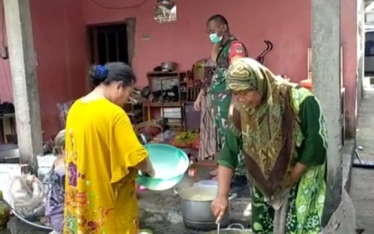 Ria Djuahaeriah, saat menyiapkan makanan untuk satgas TMMD, Rabu (18/5/2022)
