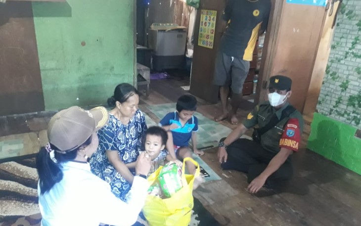 Babinsa Langkai Koramil 1016-01 Pahandut, Serma Ilham,,saat menjenguk warga yang sakit, Rabu (18/5/2022)