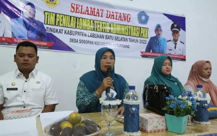 Acara penilaian lomba tata tertib administrasi PKK tingkat kabupaten Labuhanbatu Selatan, di aula kantor desa Sosopan, Rabu (18/05/2022).