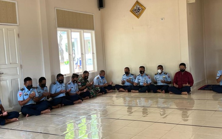 Doa bersama personel lanud MUS di masjid Nurul Falah. Rabu (18/05/2022)