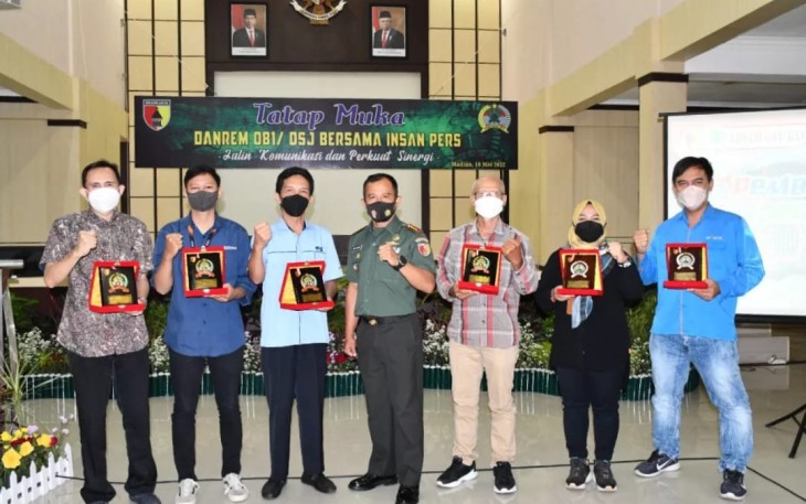 Danrem 081/DSJ foto bersama dengan pimpinan media. Rabu (18/05/2022) 