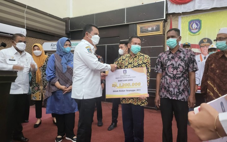 Gubernur Ansar Ahmad, saat menyerahkan bantuan, Kamis (19/5/2022)