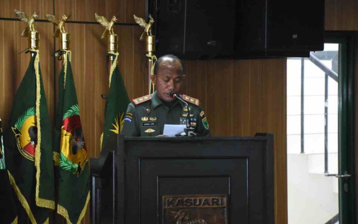Pangdam Kasuari saat memberikan sambutan taklimat awal audit kinerja itjen TNI di Makodam. Rabu (18/05/2022)