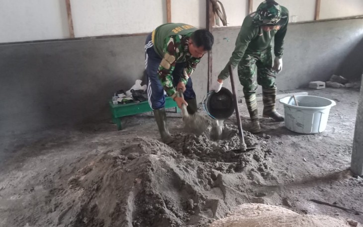 Personel TNI Koramil 1016-02/Bukit Batu bersama warga saat melaksanakan kerja bakti pembangunan tempat tinggal Kaum Masjid Hidayatul Islam, Kamis (19/5/2022)