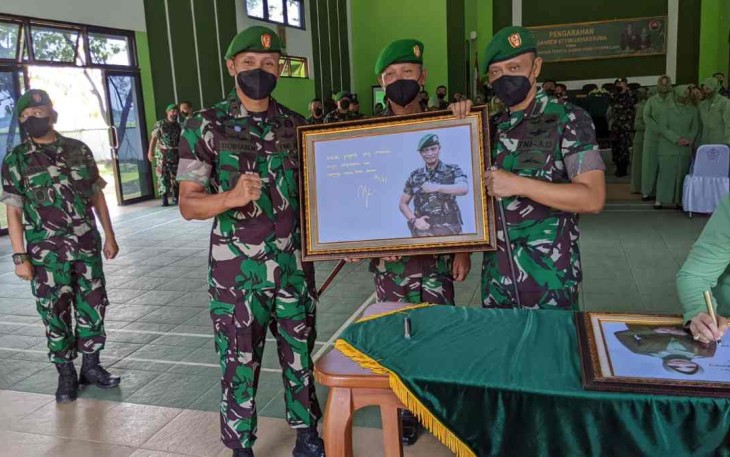 Danrem (kanan) menerima cenderamata dari prajuritnya. Rabu (18/05/2022)