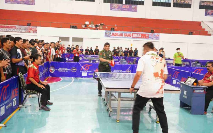 Brigjen TNI Husein Sagaf saat membuka kejuaraan dengan pemukulan bola pertama di GOR Nanggala Kopassus Jakarta. Rabu (18/05/2022)