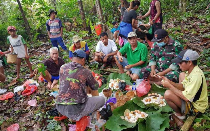 Makan bersama di pinggir hutan syukuran panen padi melimpah di perbatasan. Jum'at (20/05/2022)