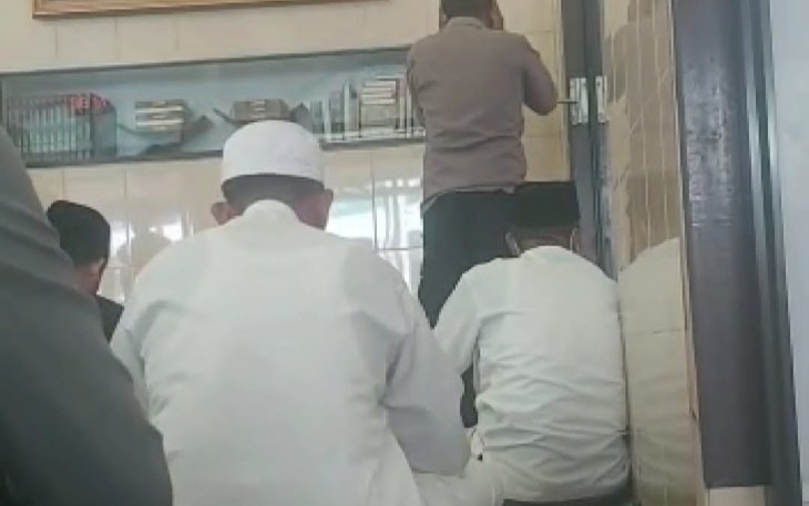 Anggota Polsek Medan Helvetia kumandangkan adzan. Jum'at (20/05/2022) 