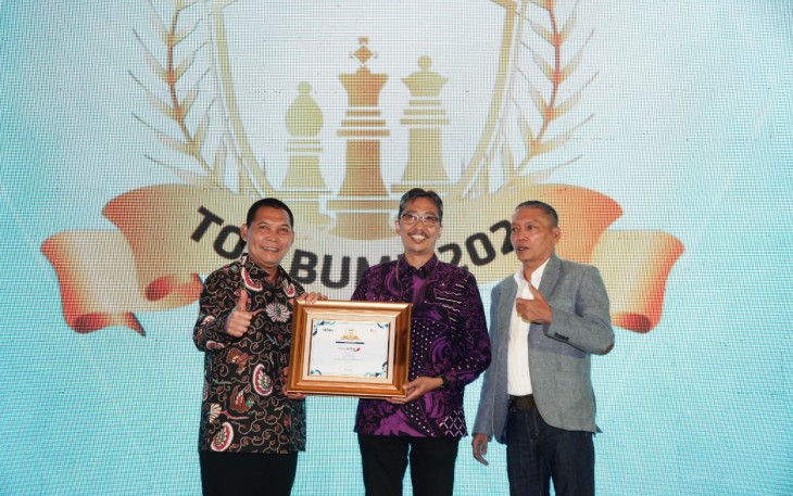 Penyerahan penganugerahan kepada Bank Jatim, Kamis (19/5/2022)