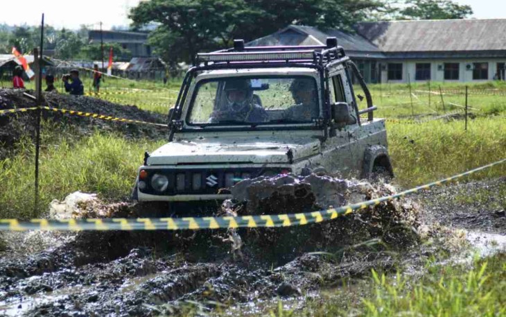 Aksi MUD Racing Off-road di sirkuit off-road pasar Mariat Sorong. Jum'at (20/05/2022)